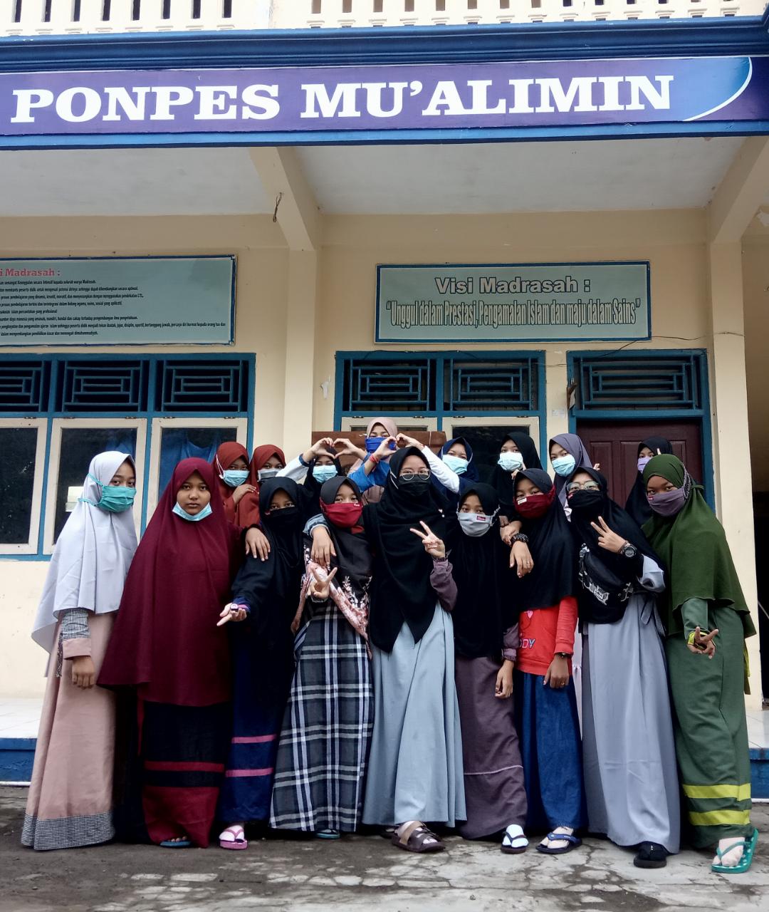 Halaqah santri membaca Al-Qur'an